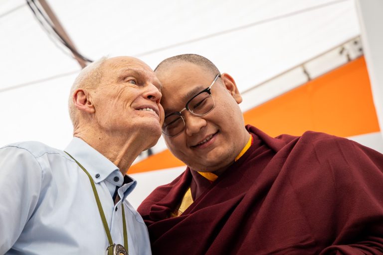 Jamgön Kongtrül Rinpochen kunnianosoitus lama Olelle