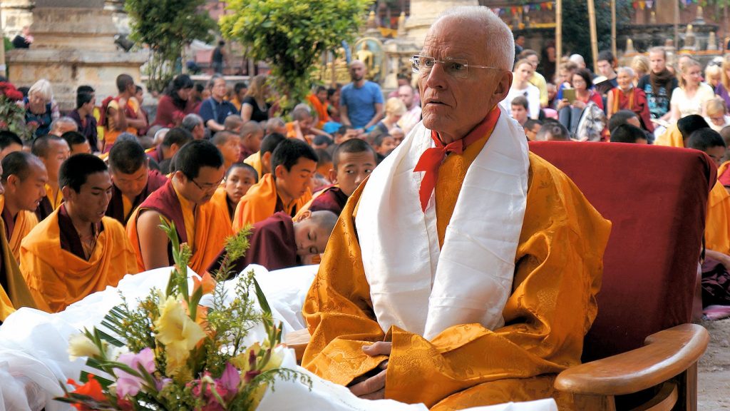 Lama Ole Nydahl kagyü-mönlamissa Bodhgayassa vuonna 2012