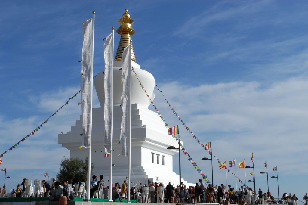 Valaistumisen stupa Benalmádenassa Espanjassa,