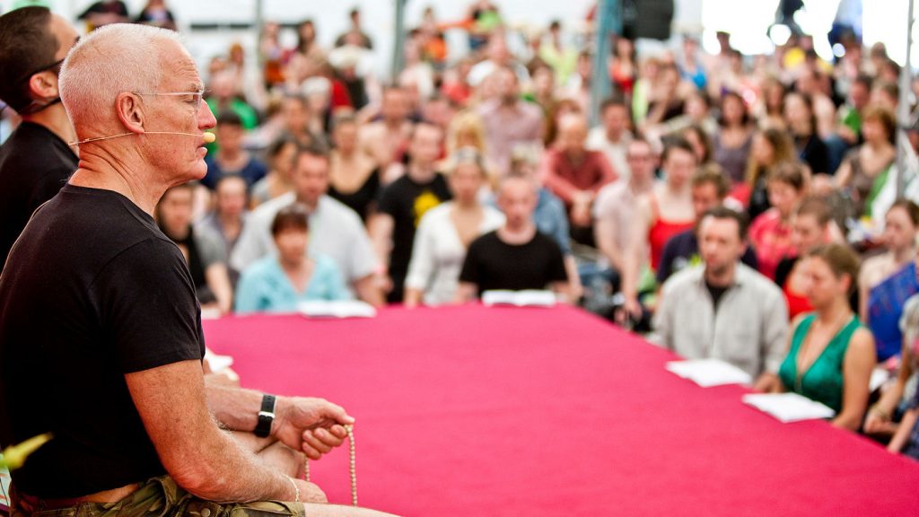 Lama Ole Nydahl Suomen ensimmäisellä phowakursilla Ahtelassa vuonna 2010 