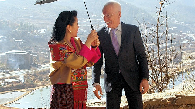 Hänen Majesteettinsa Tshering Yangdön, Bhutanin nykyisen kuninkaan Jigme Khesar Namgyel Wangchukin kuningataräiti, ja lama Ole Nydahl Hänen Majesteettinsa Tshering Yangdön, Bhutanin nykyisen kuninkaan Jigme Khesar Namgyel Wangchukin kuningataräiti, ja lama Ole Nydahl