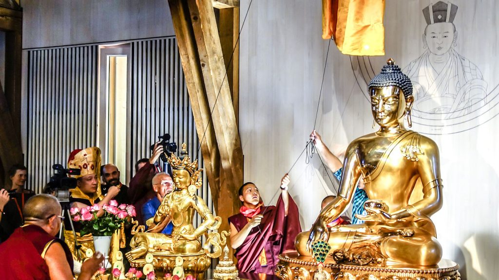 H.P. 17. Karmapa Thaye Dorje vihki Eurooppa-keskuksen uuden gompan käyttöön 2.8.2015. Tilaisuuteen osallistui yli 4 000 henkilöä.Tämä kuva on otettu 2.8.2015, jolloin H.P. 17. Karmapa Thaye Dorje vihki Eurooppa-keskuksen uudet tilat käyttöön. Tilaisuuteen osallistui yli 4 000 henkilöä. Tämä kuva on otettu 2.8.2015, jolloin H.P. 17. Karmapa Thaye Dorje vihki Eurooppa-keskuksen uudet tilat käyttöön. Tilaisuuteen osallistui yli 4 000 henkilöä.