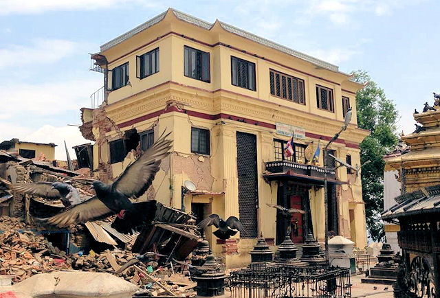 Shamarpan ja Karmapan Karma Raja Maha Vihara -luostari Swayambhun stupan vieressä Kathmandussa jäi maanjäristyksessä pystyyn mutta sai pahoja murtumia.