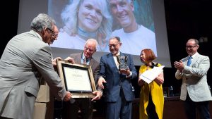 Unesco-järjestön hallituksen jäsen Pedro Gomez, institutionaalisten suhteiden varapuheenjohtaja Antonio Damián Requena Segovia, lama Ole Nydahl, puheenjohtaja Lorenzo Rodríguez de la Peña, pääsihteeri Elena Valcarcel, ja kulttuuri- ja konferenssiasioiden varapuheenjohtaja Miguel Ángel Padilla
