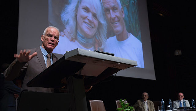 Lama Ole Nydahl pitämässä kiitospuhetta