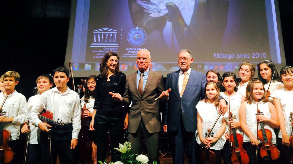 Lama Ole Nydahl, Unescon kulttuurien ja uskontojen välisen dialogin järjestön puheenjohtaja Lorenzo Rodriguez de la Peña ja tilaisuudessa esiintynyt Pro Musica ‑lastenorkesteri