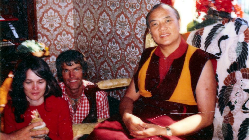 16. Karmapa Rangjung Rigpe Dorje, lama Ole ja Hannah Nydahl Kööpenhaminassa vuonna 1973