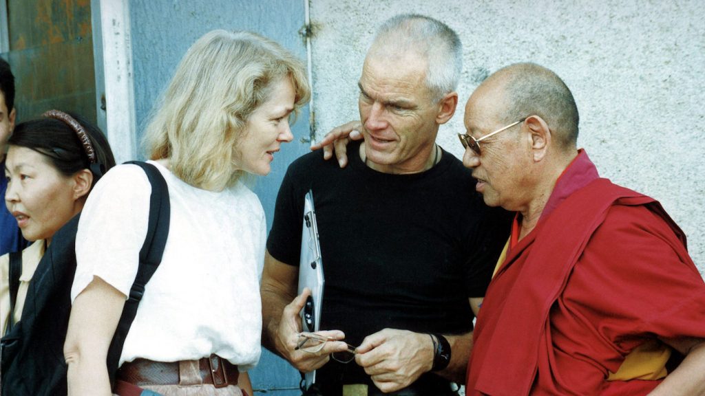 Hannah ja lama Ole Nydahl Lopön Tsechu Rinpochen seurassa Hannah ja lama Ole Nydahl Lopön Tsechu Rinpochen seurassa