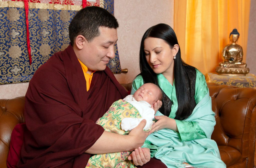 17. Karmapa yhdessä vaimonsa Sangyumlan ja heidän poikansa Thugseyn kanssa